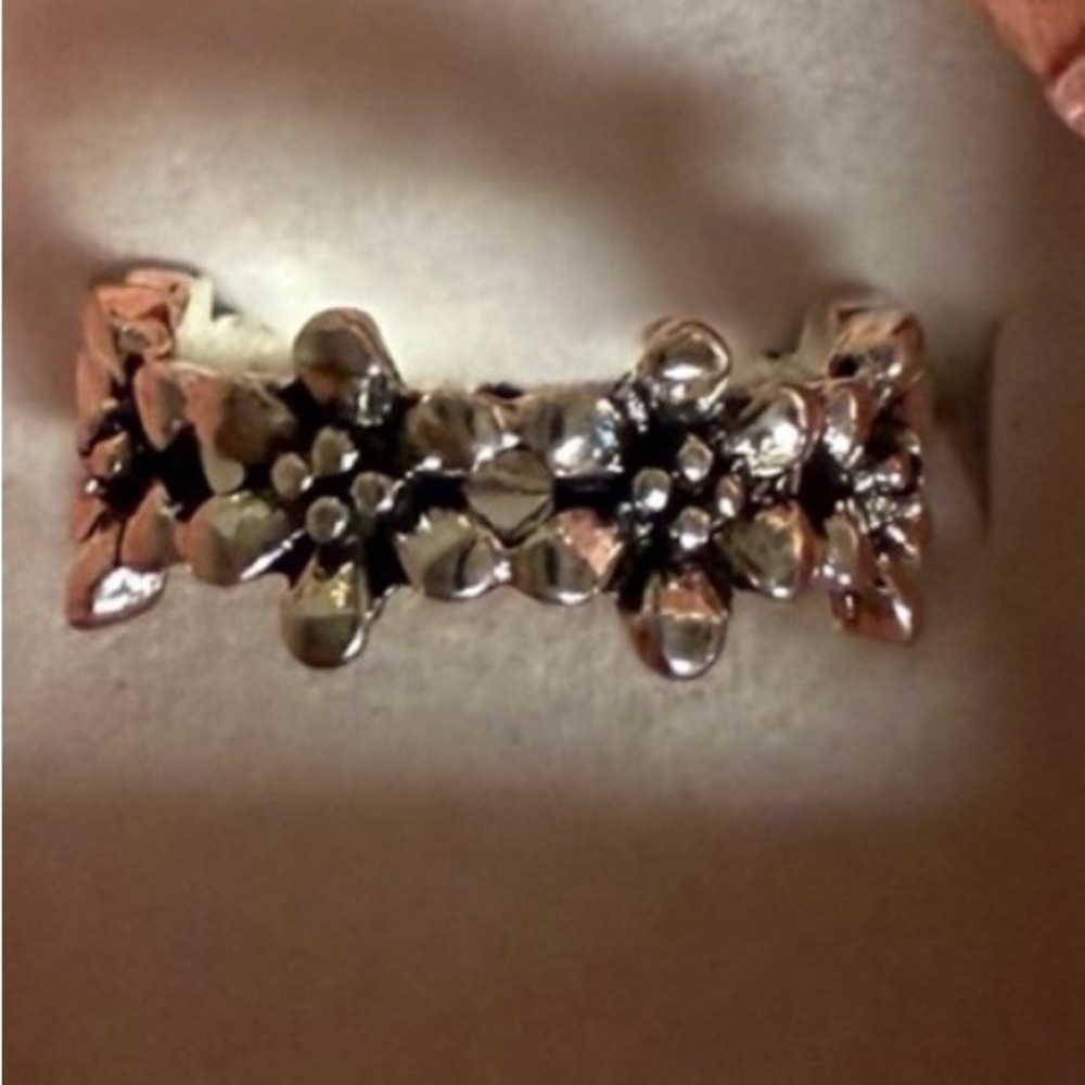 🔥2/$24 or 3/$30🔥 Elegant Silver Floral Band Ring - Picture 4 of 7